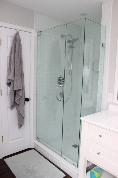 A WHITE AND MODERN MASTER BATH REVEAL