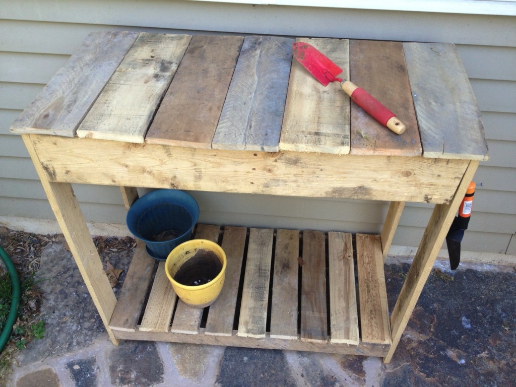 HOW TO MAKE A PALLET POTTING TABLE