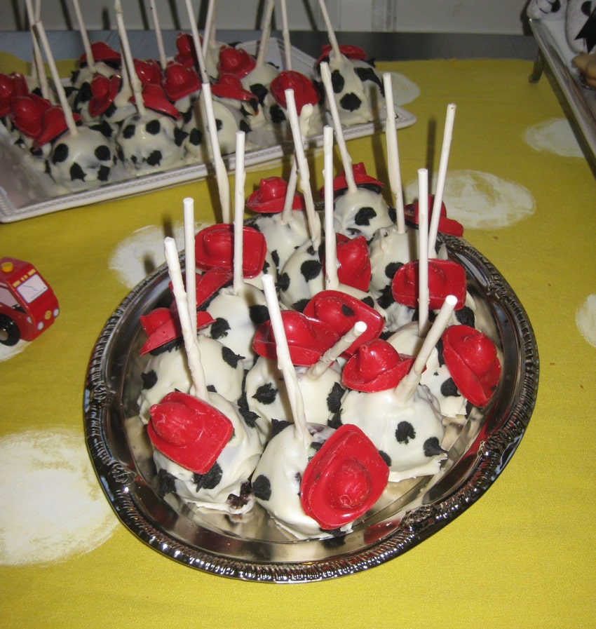 Some dalmatian cake pops…